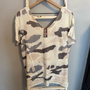 NWT POL Women's Ivory Knit Camouflage V-Neck Short Sleeve Sweater Size S